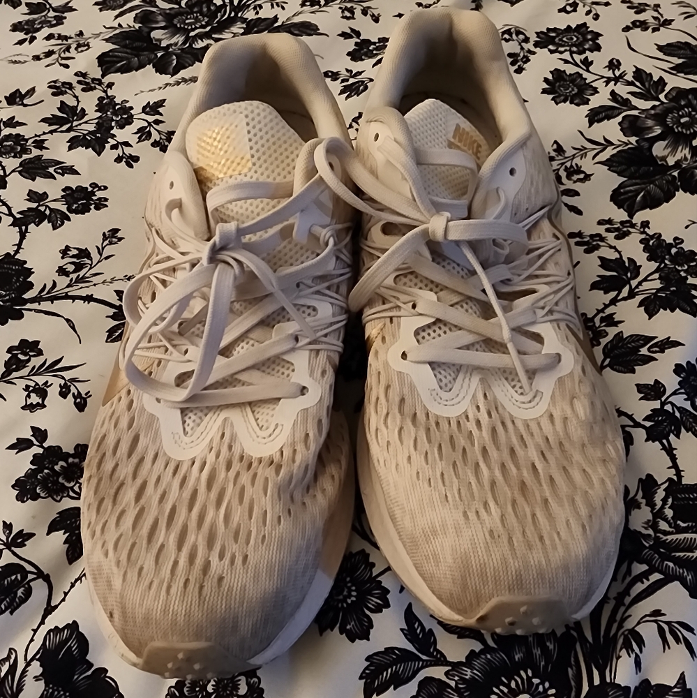 Nike Zoom Women’s Size 8 Sneakers – White with Gold Accents – Great Condition